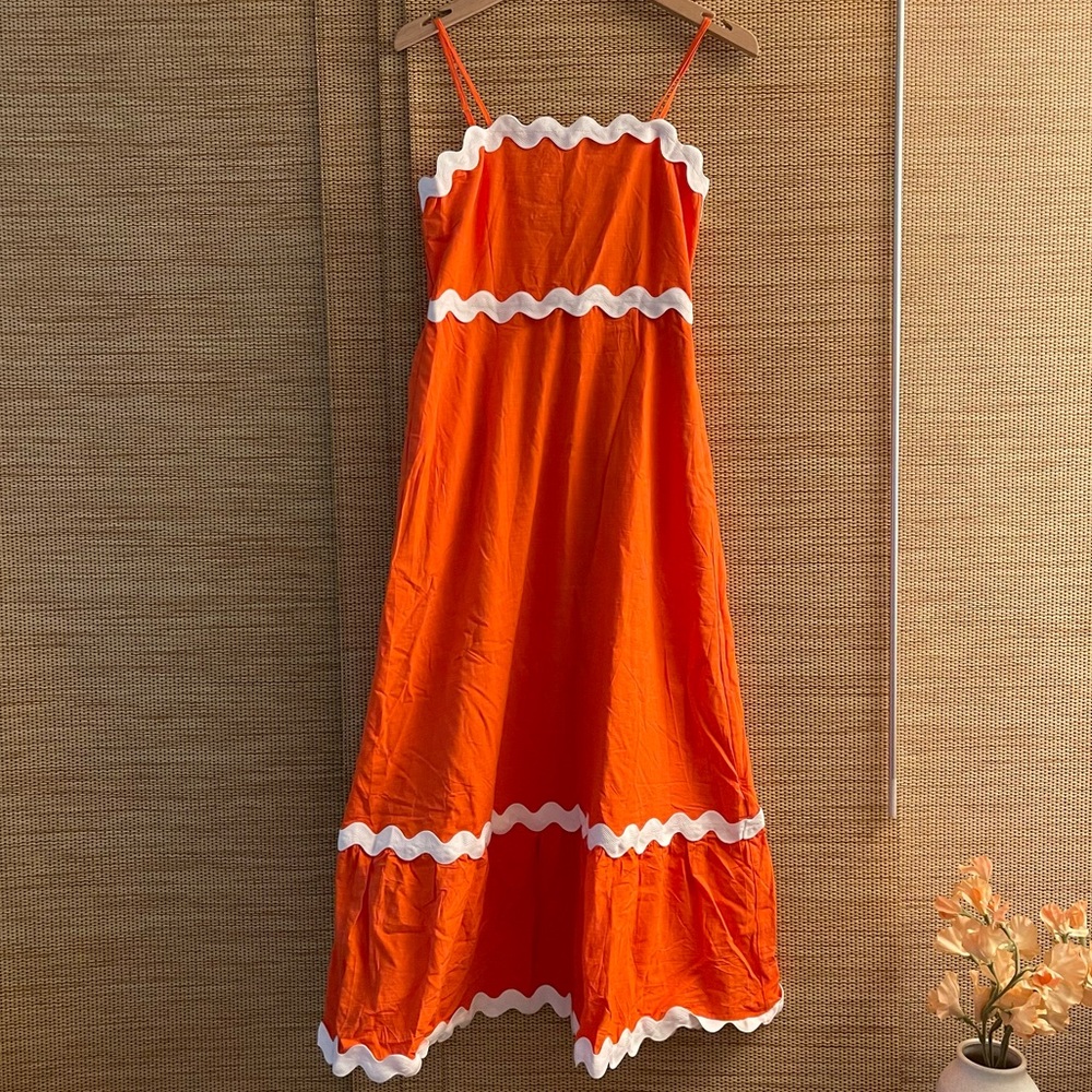 Elegant Coral Midi Dress with White Trim - Picture 2 of 9